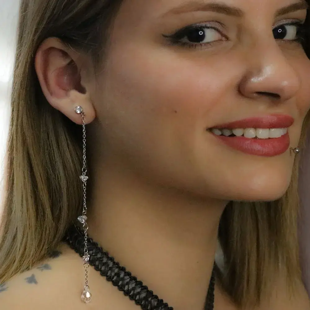 Gümüş rengi kristal taşlı ve çoklu zincirli Ayperi kıkırdak piercing modeli
