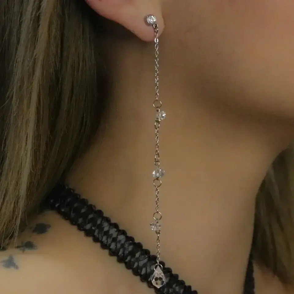 Kıkırdak bölgesine uygun sallantılı gümüş rengi kristal piercing tasarımı