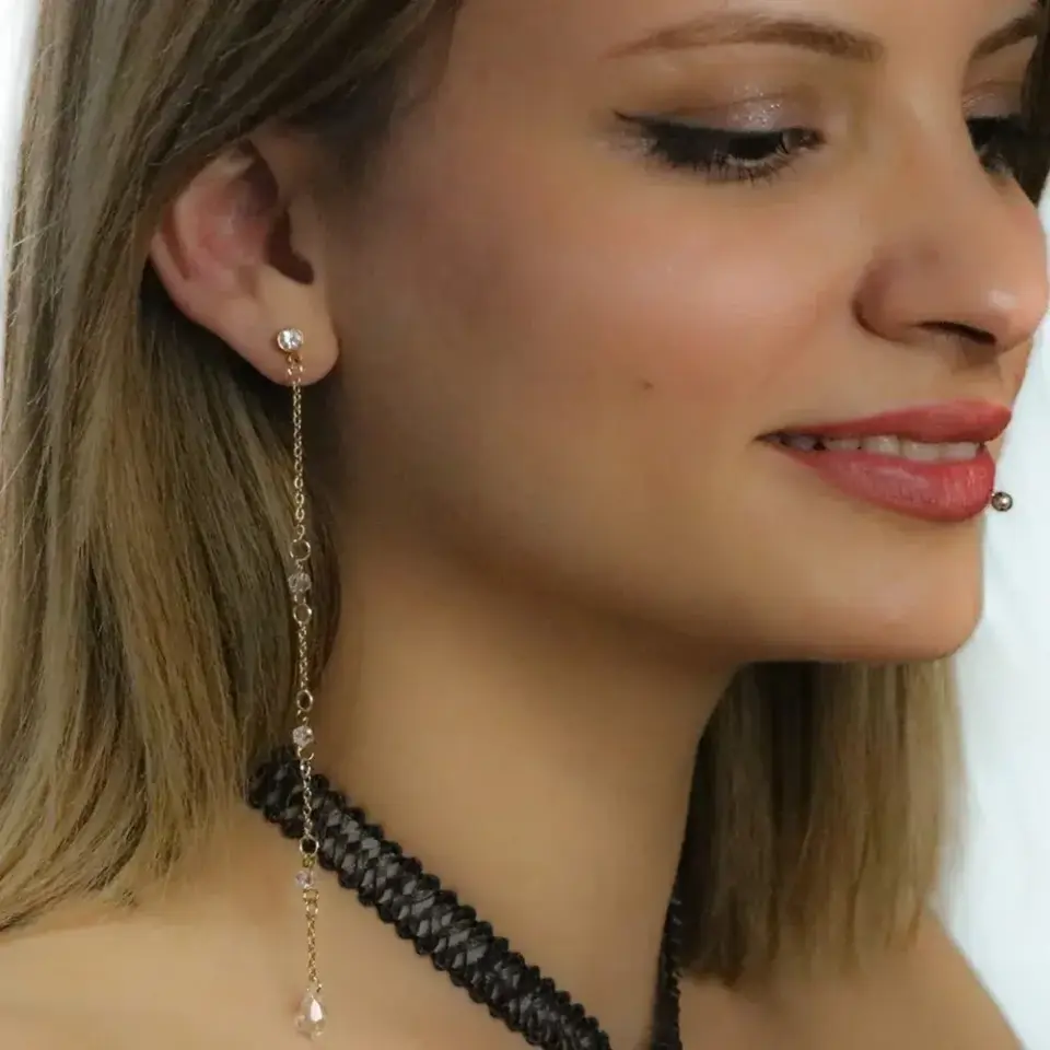 Altın rengi kristal taşlı ve çoklu zincirli Ayperi kıkırdak piercing modeli