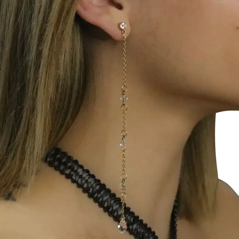 Kıkırdak bölgesine uygun sallantılı altın rengi kristal piercing tasarımı