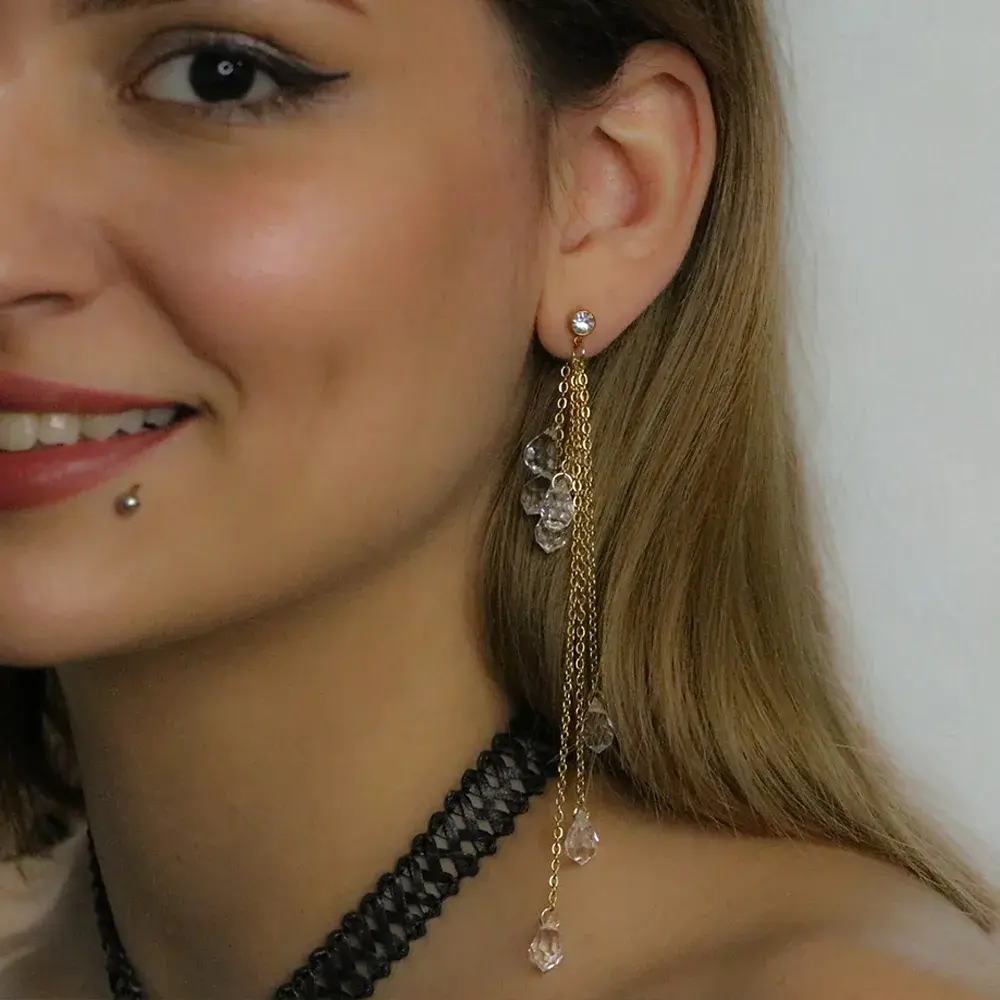 Altın rengi zincirli ve kristal taşlı Ayçin kıkırdak piercing modeli