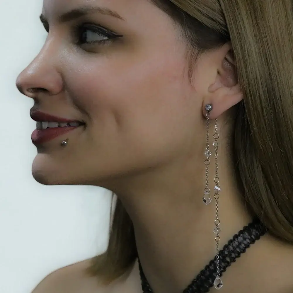 Gümüş rengi kristal taşlı ve çoklu zincirli Dilay kıkırdak piercing modeli