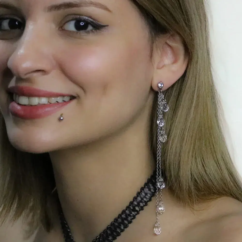 Gümüş rengi kristal taşlı ve çoklu zincirli Aysel kıkırdak piercing modeli