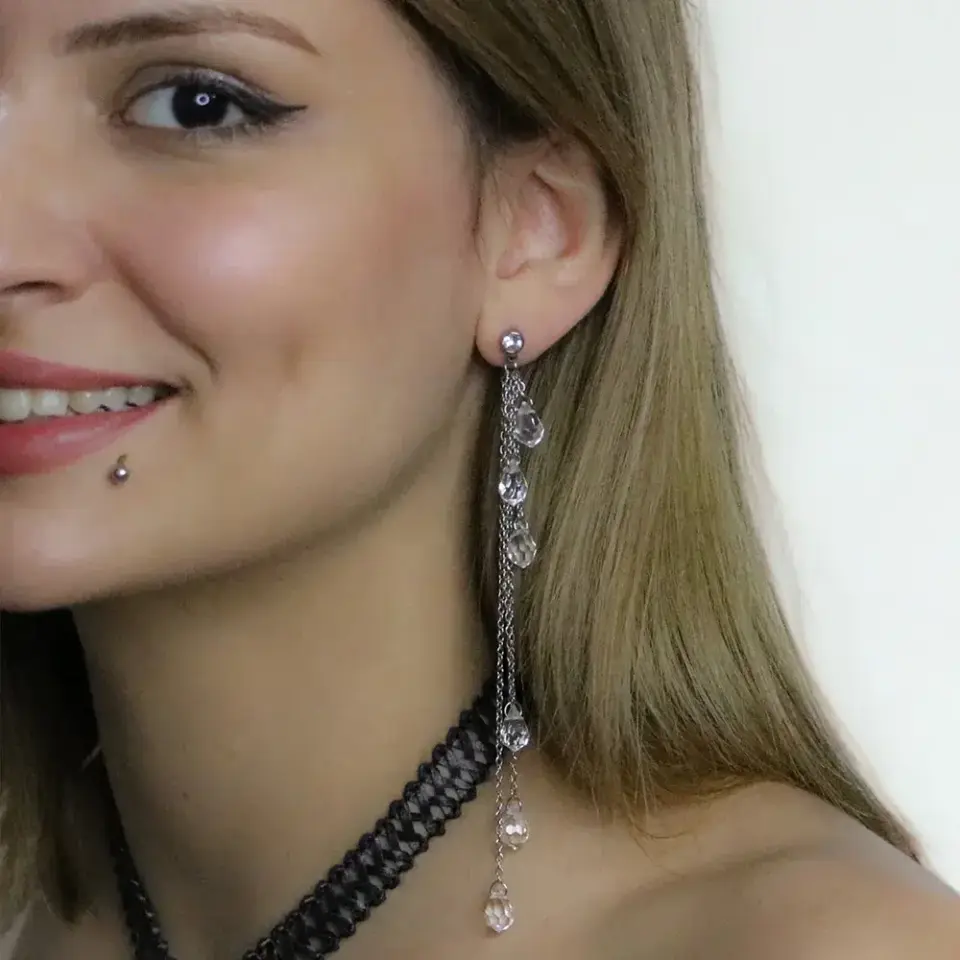 Helix ve kıkırdak bölgesinde kararmayan gümüş zincirli piercing