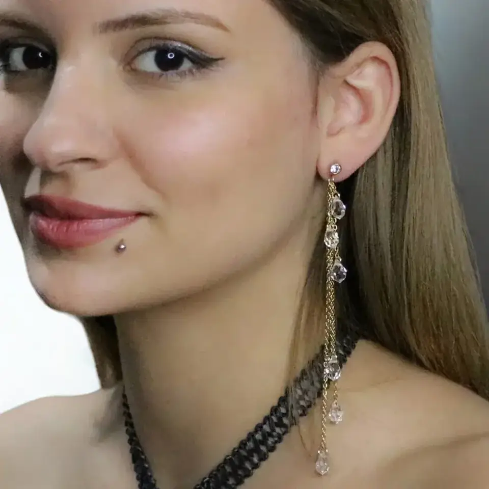 316L cerrahi çelikten imal edilmiş altın rengi kristal taşlı zincirli kıkırdak piercing