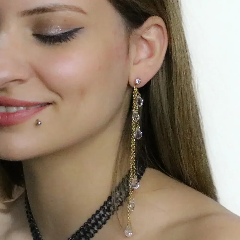 Altın rengi kristal taşlı ve çoklu zincirli Aysel kıkırdak piercing modeli