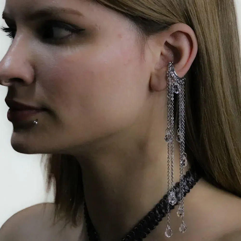 Gümüş rengi zincirli ve kristal taşlı Aysun model deliksiz ear cuff küpe