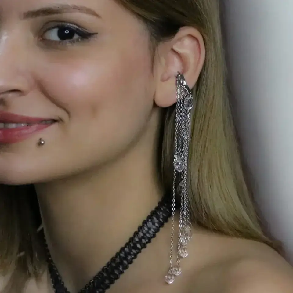 Kulak deldirmeden takılan gümüş rengi kristal salkım detaylı deliksiz ear cuff küpe