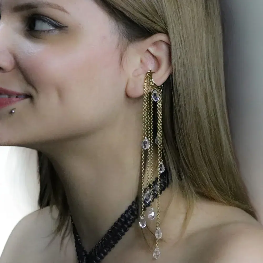 Altın rengi zincirli ve kristal taşlı Aysun model deliksiz ear cuff küpe