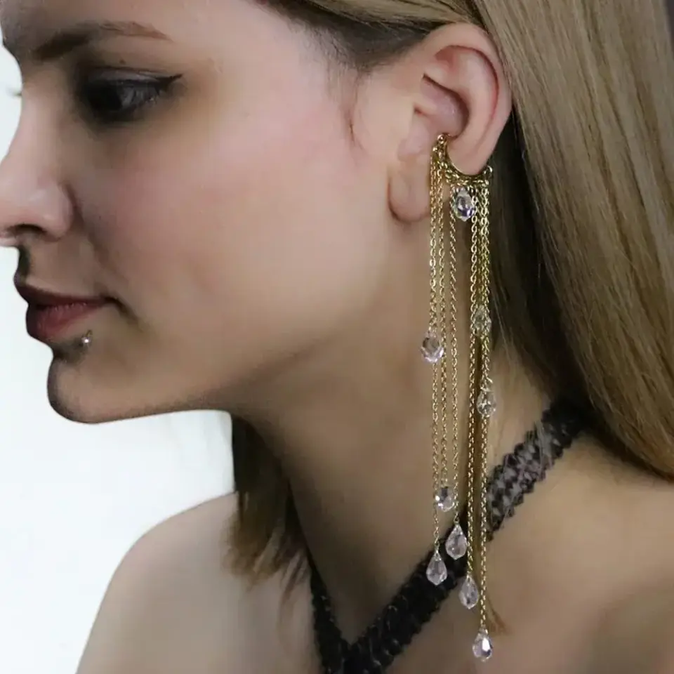 Kıkırdak üzerine sıkıştırılarak takılan altın zincirli deliksiz ear cuff küpe