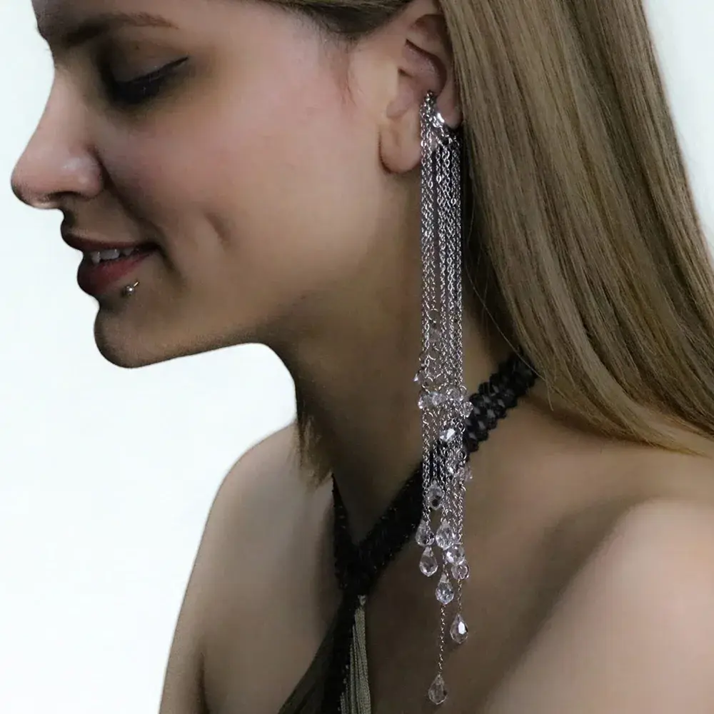 Uzun zincirli ve kristal taşlı Aydanur model deliksiz ear cuff küpe