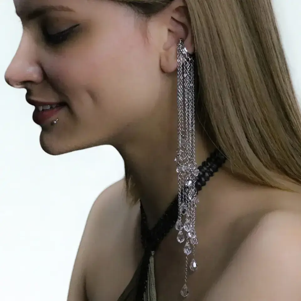 Uzun zincirli ve kristal taşlı Aydanur model deliksiz ear cuff küpe