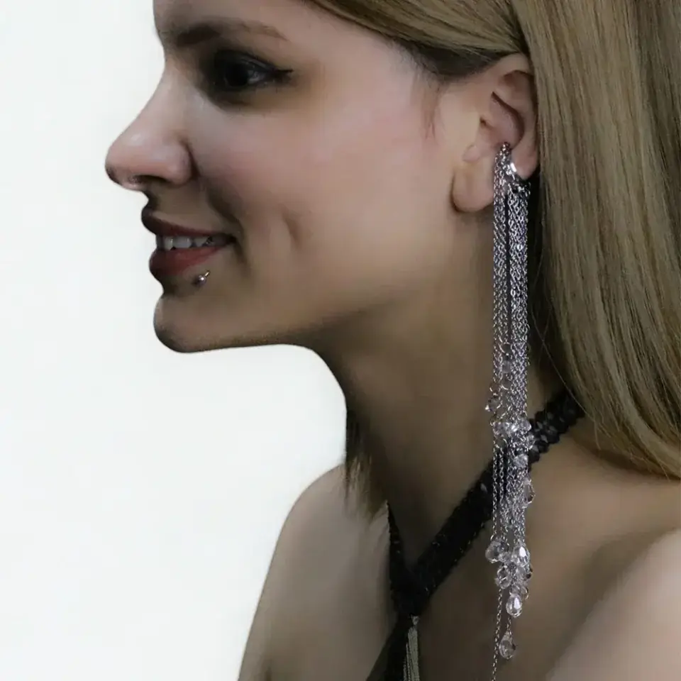 Gümüş rengi kristal salkımlı ve zincirli deliksiz ear cuff küpe profili