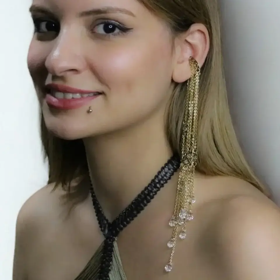 Kulak deldirmeden takılan altın rengi kristal salkımlı deliksiz ear cuff küpe