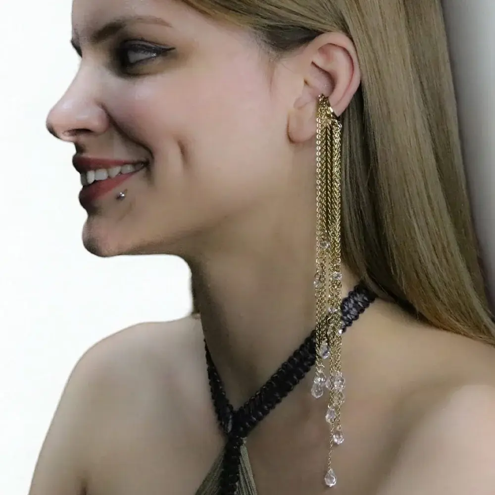 Altın rengi zincirli ve kristal taşlı Aydanur model deliksiz ear cuff küpe