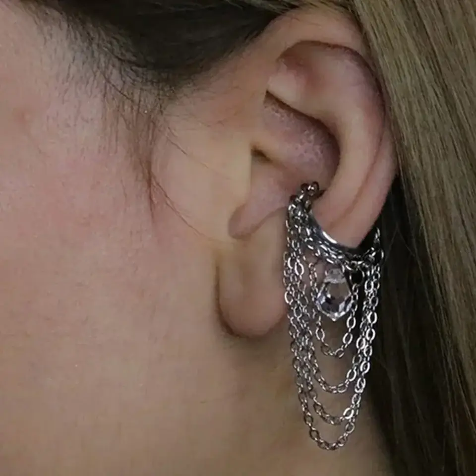 Günlük şıklık için tasarlanan sallantılı gümüş deliksiz ear cuff küpe