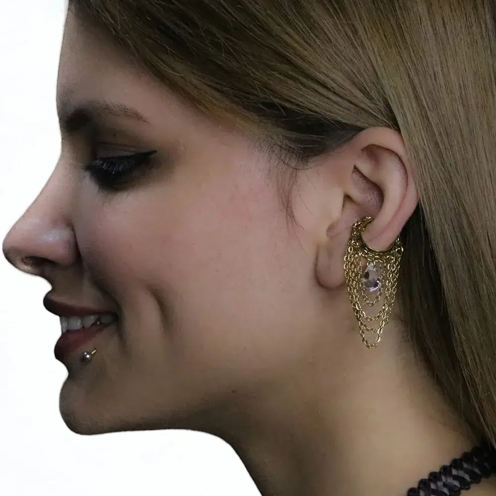 Altın rengi zincirli ve kristal taşlı Aybike deliksiz ear cuff küpe