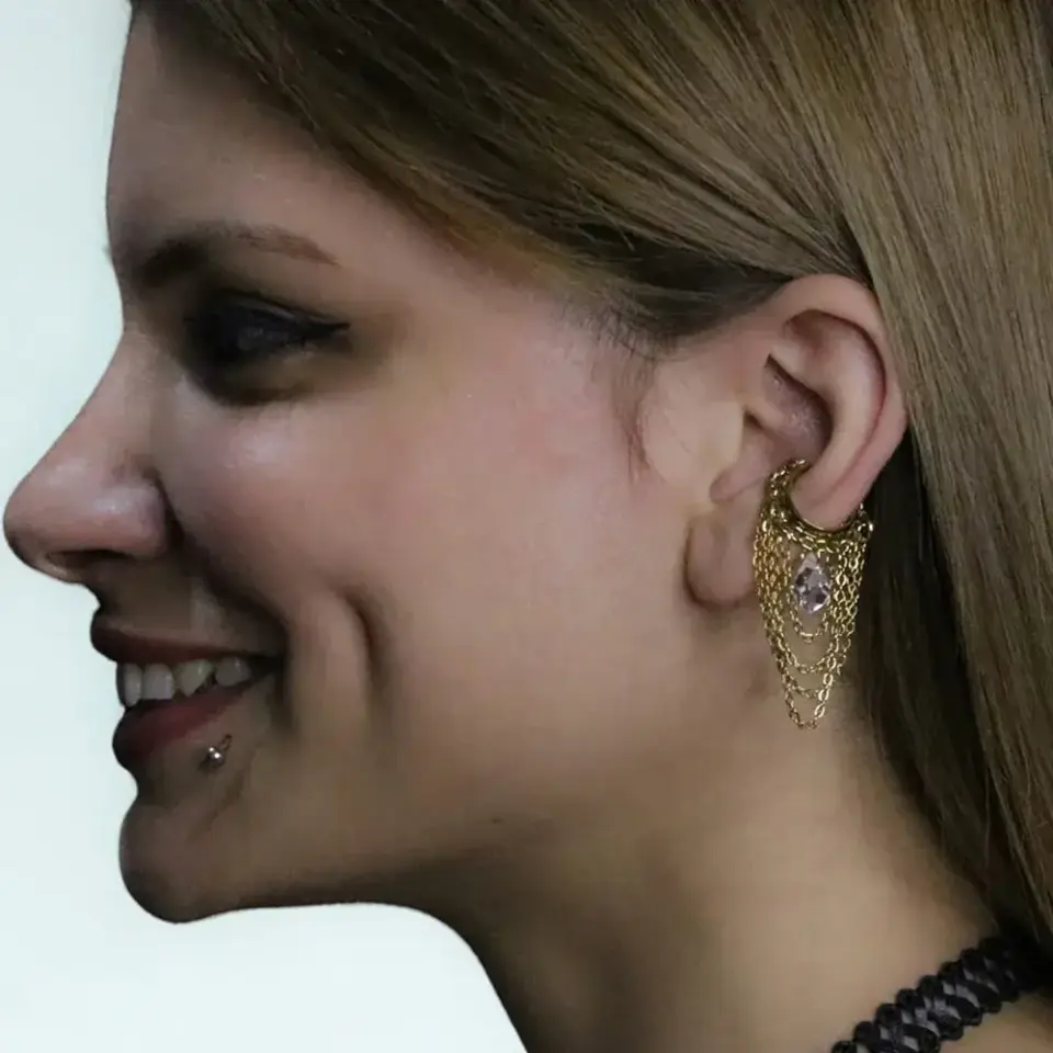 süzülen altın zincirlere sahip kristal taşlı deliksiz ear cuff küpe