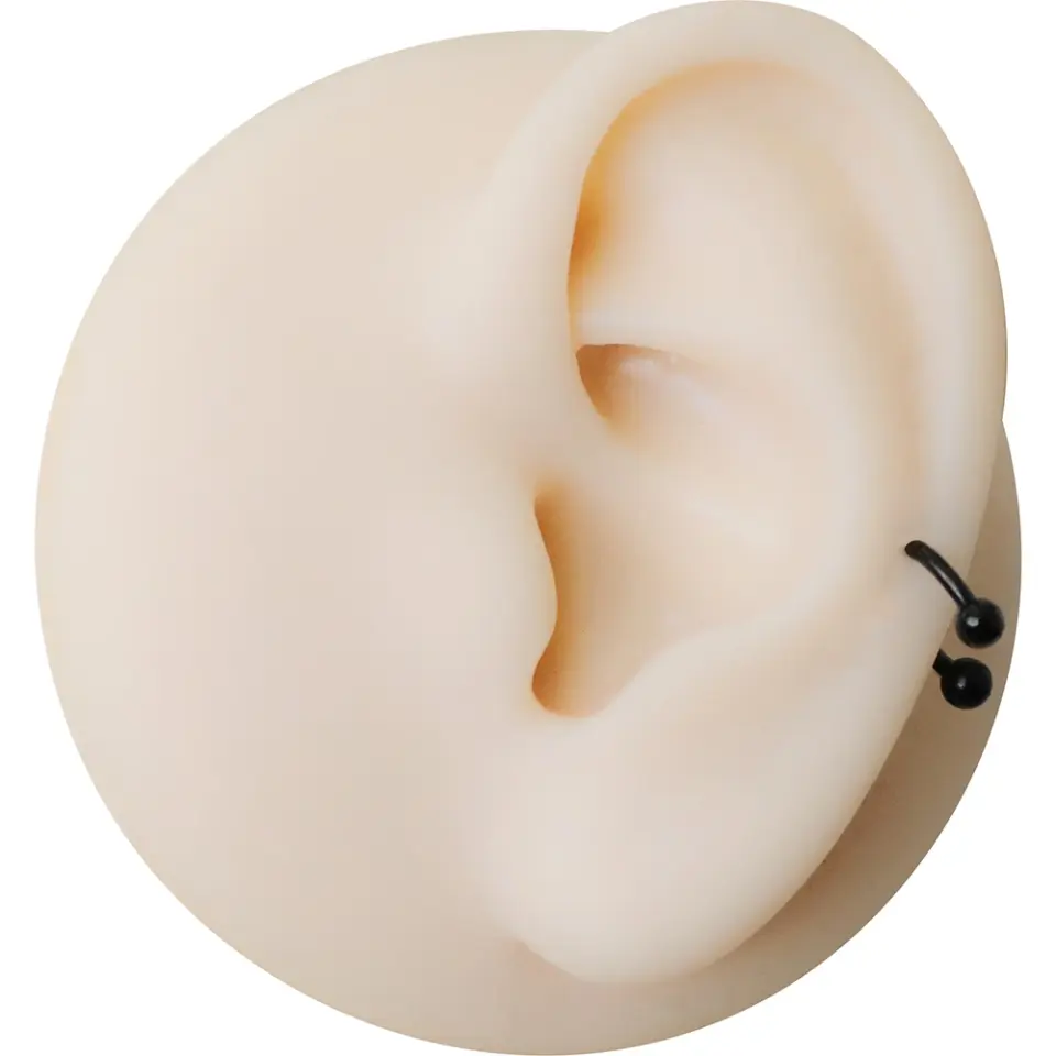 Burun ve helix bölgesinde sergilenen siyah kararmayan toplu burun dudak kıkırdak piercing