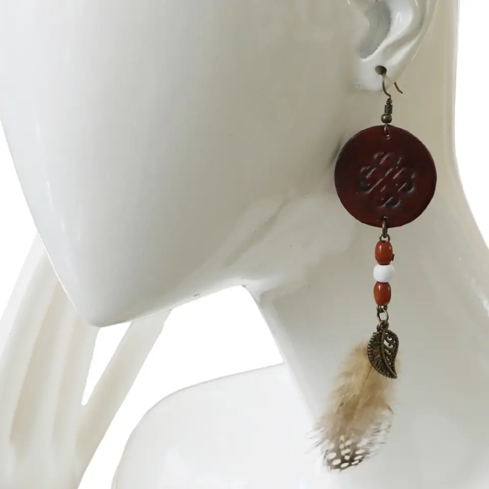 Tüy ve ahşap boncuklu el yapımı deri küpe boho model küpe