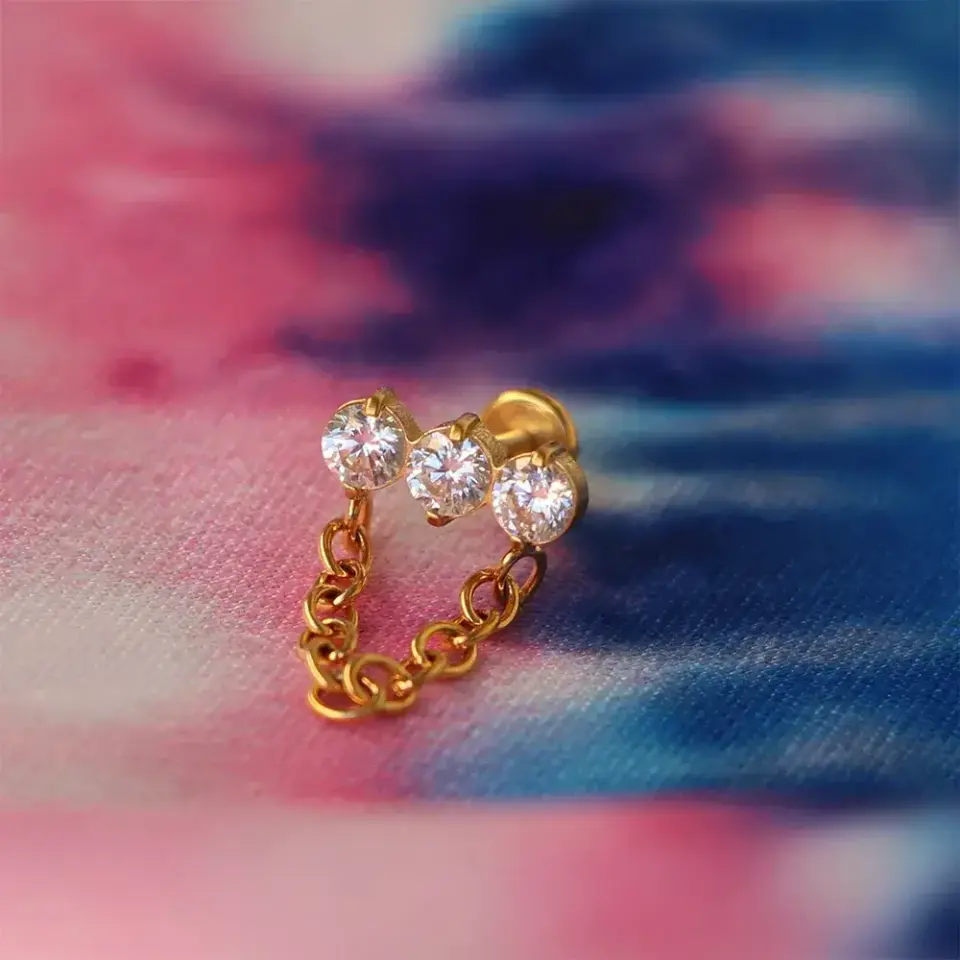 Üç taşlı zincirli kıkırdak küpesi sarı altın renk helix ve lobe uyumlu vidalı piercing.