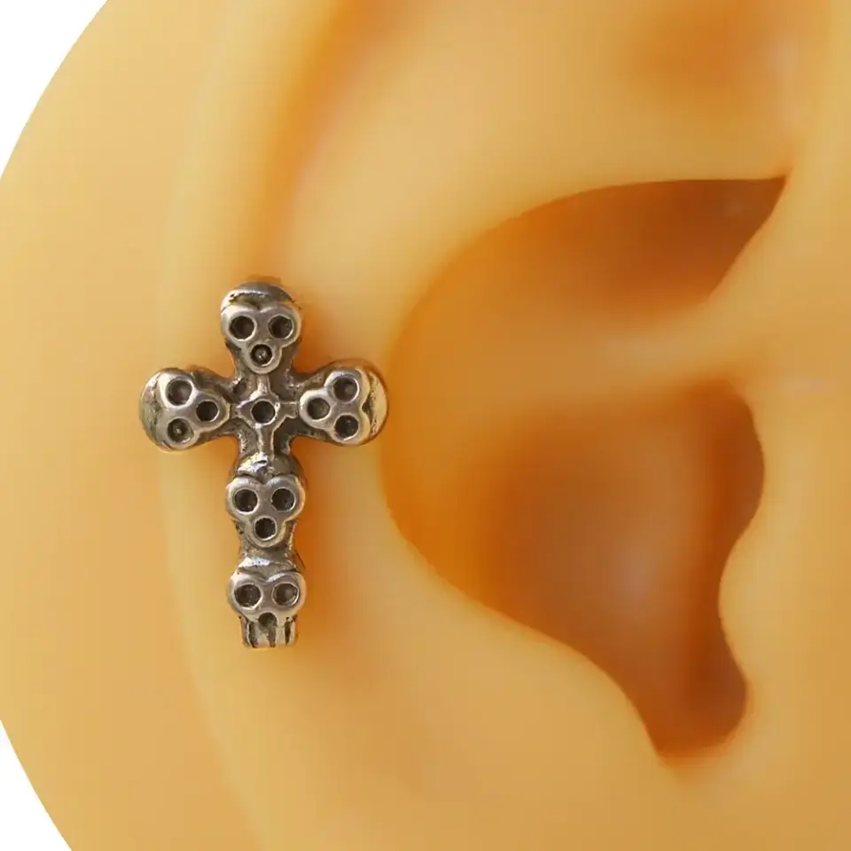 Kurukafa haç tasarım antik gümüş cerrahi çelik tragus piercing modeli