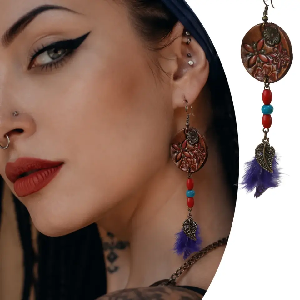 Çiçek kabartmalı gerçek deri gövdeli ve ahşap boncuklu el yapımı deri küpe tekli boho modeli