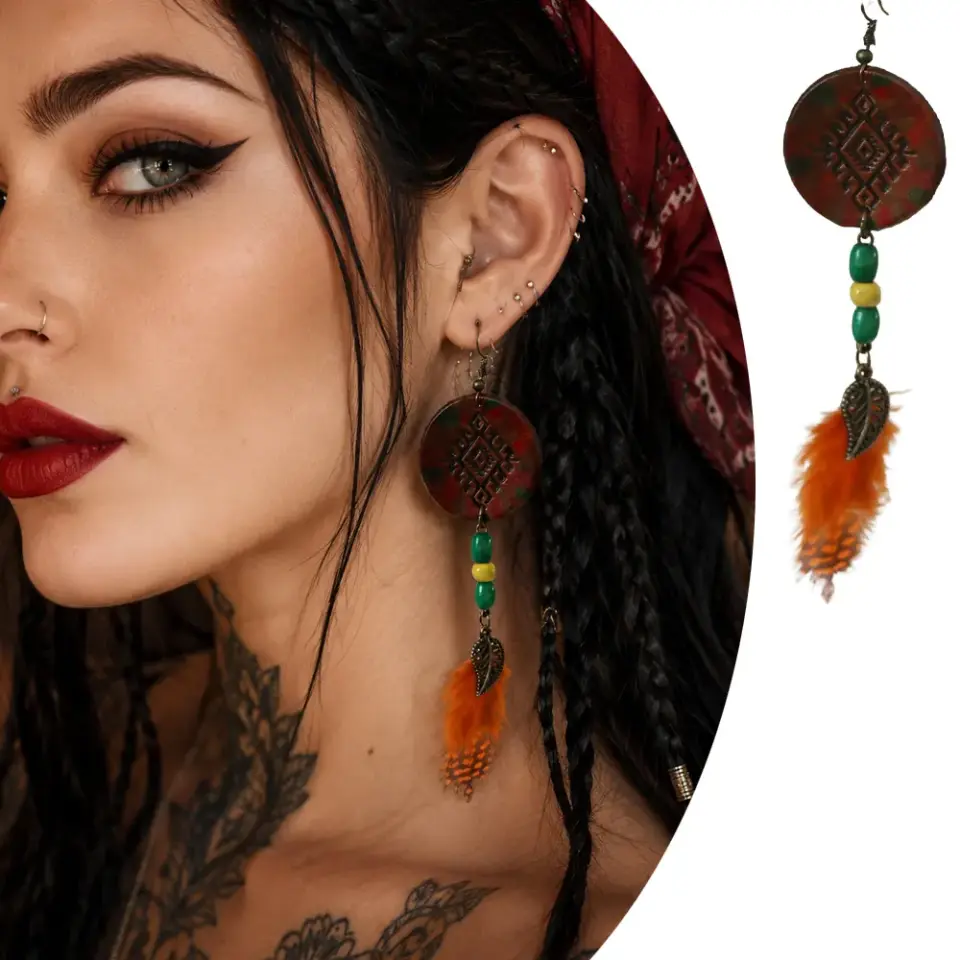 Kilim desenli gerçek deri gövdeli ve turuncu tüy sallantılı el yapımı deri küpe tek kulak modeli