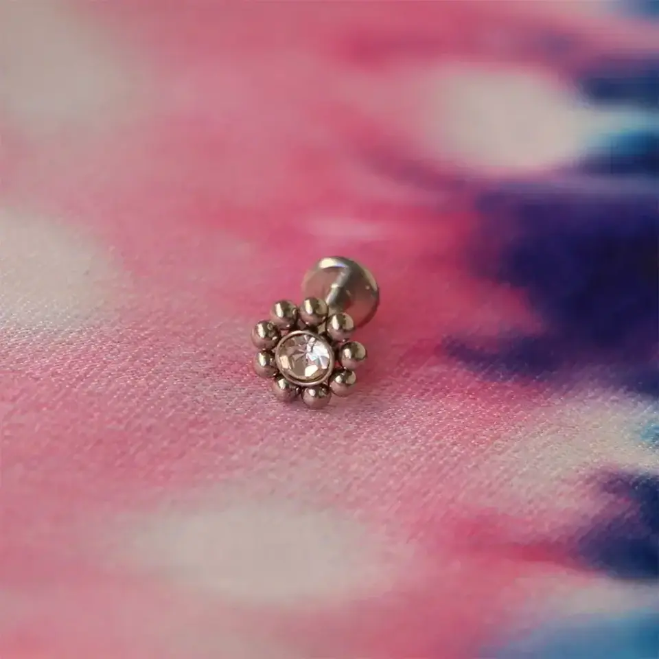 Işıltılı zirkon çiçek tasarımlı anti-alerjik kıkırdak küpesi helix ve conch uyumlu.