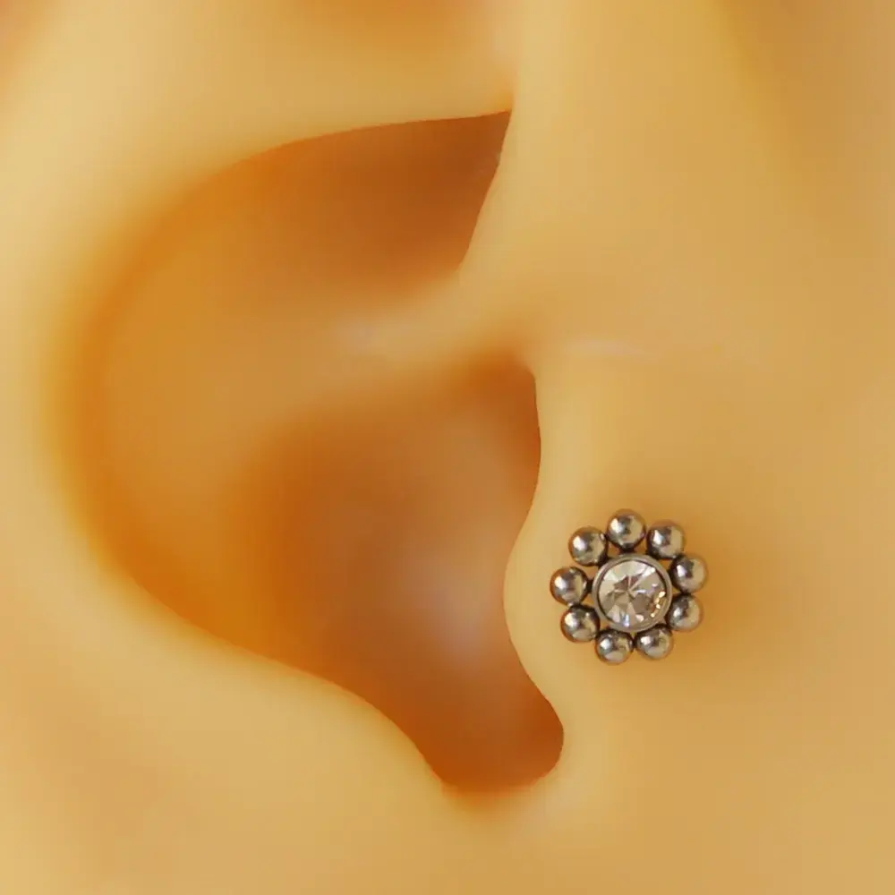 Gümüş renk zirkon taşlı çiçek figürlü 316L cerrahi çelik tragus piercing flatback.