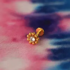 Sarı gold ışıltılı çiçek kıkırdak küpesi helix ve conch uyumlu piercing.