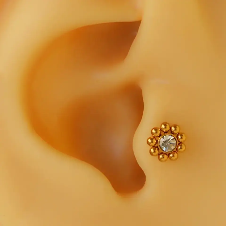 Altın renk zirkon taşlı çiçek figürlü 316L cerrahi çelik tragus piercing flatback.