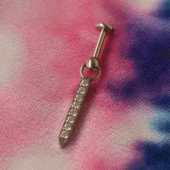 yuvarlak kesim taşlı gümüş kıkırdak küpesi helix ve conch uyumlu piercing