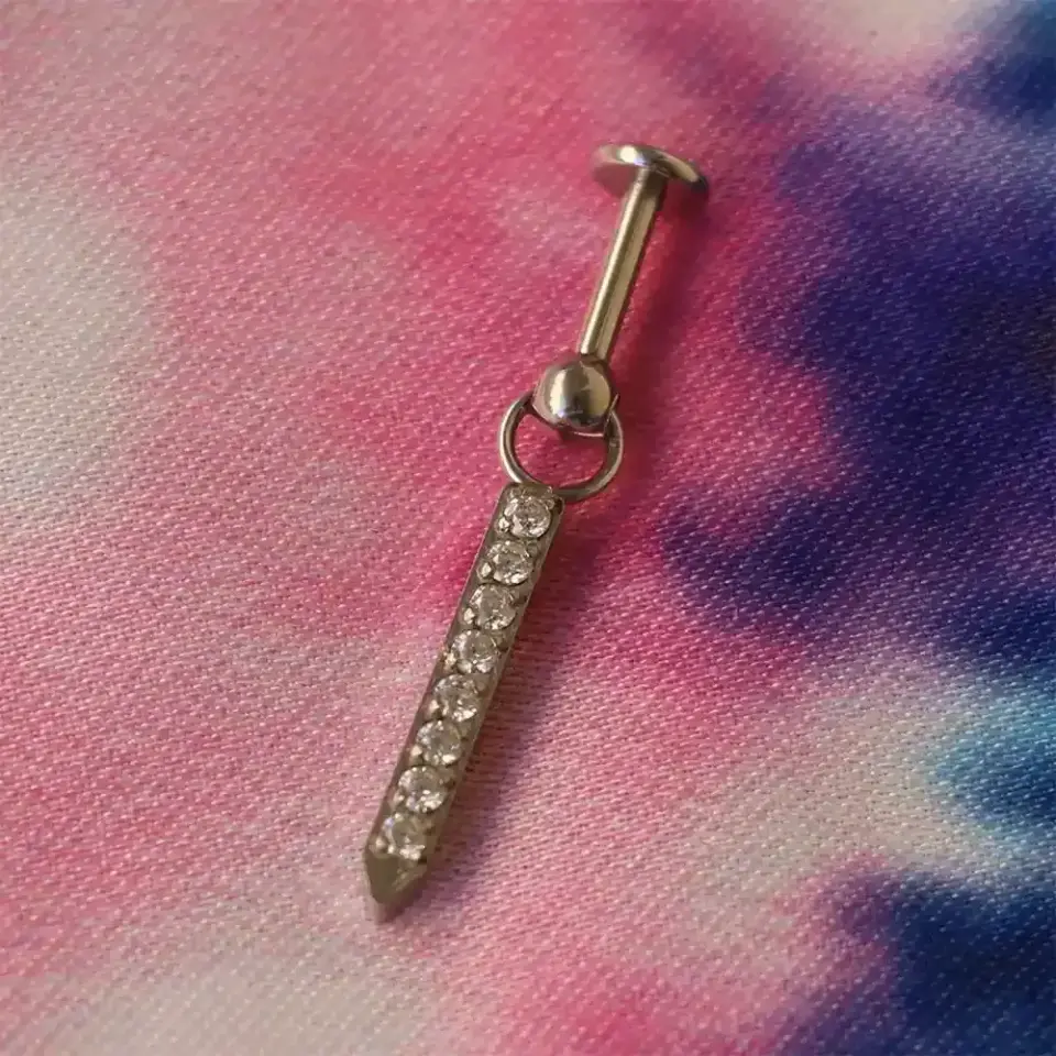 yuvarlak kesim taşlı gümüş kıkırdak küpesi helix ve conch uyumlu piercing