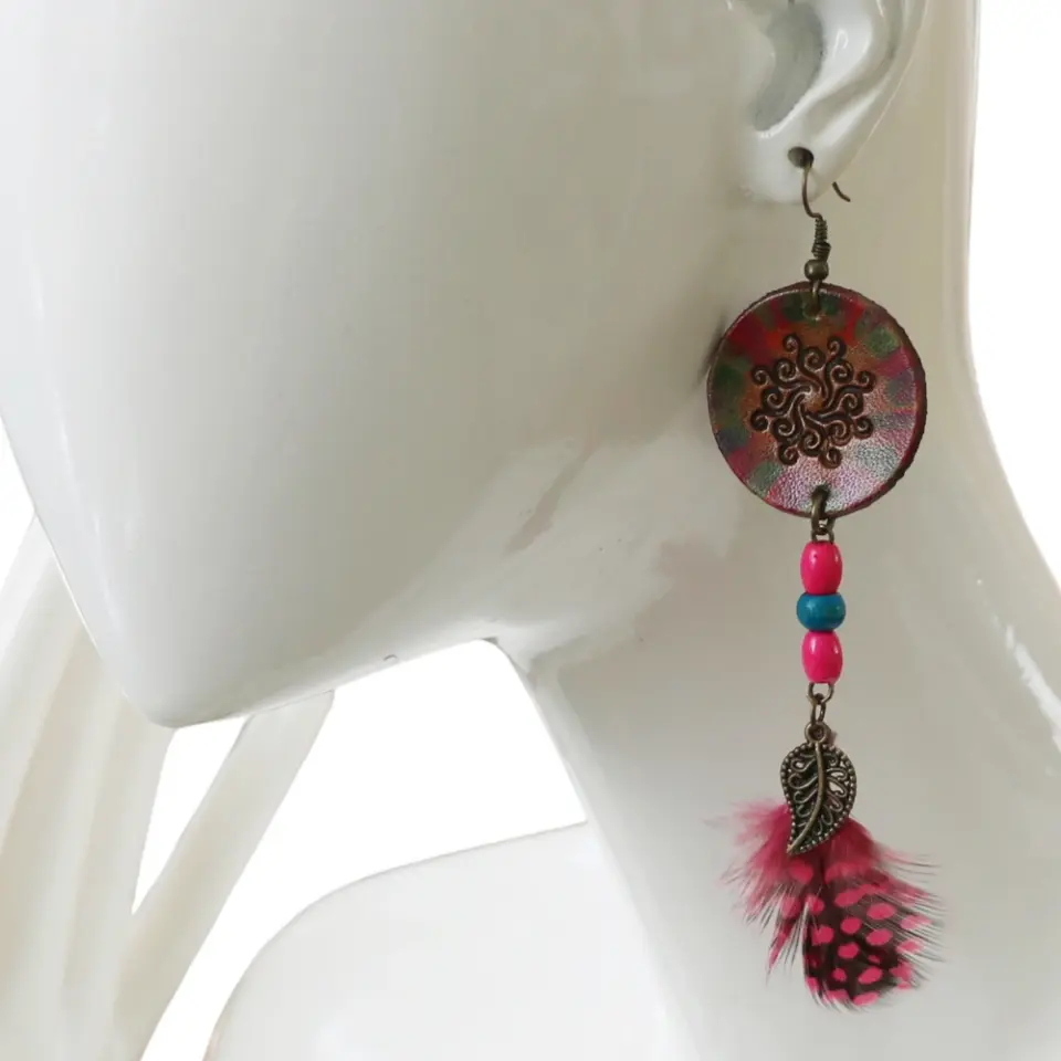 renkli tüy ve boncuk sallantılı handmade deri küpe