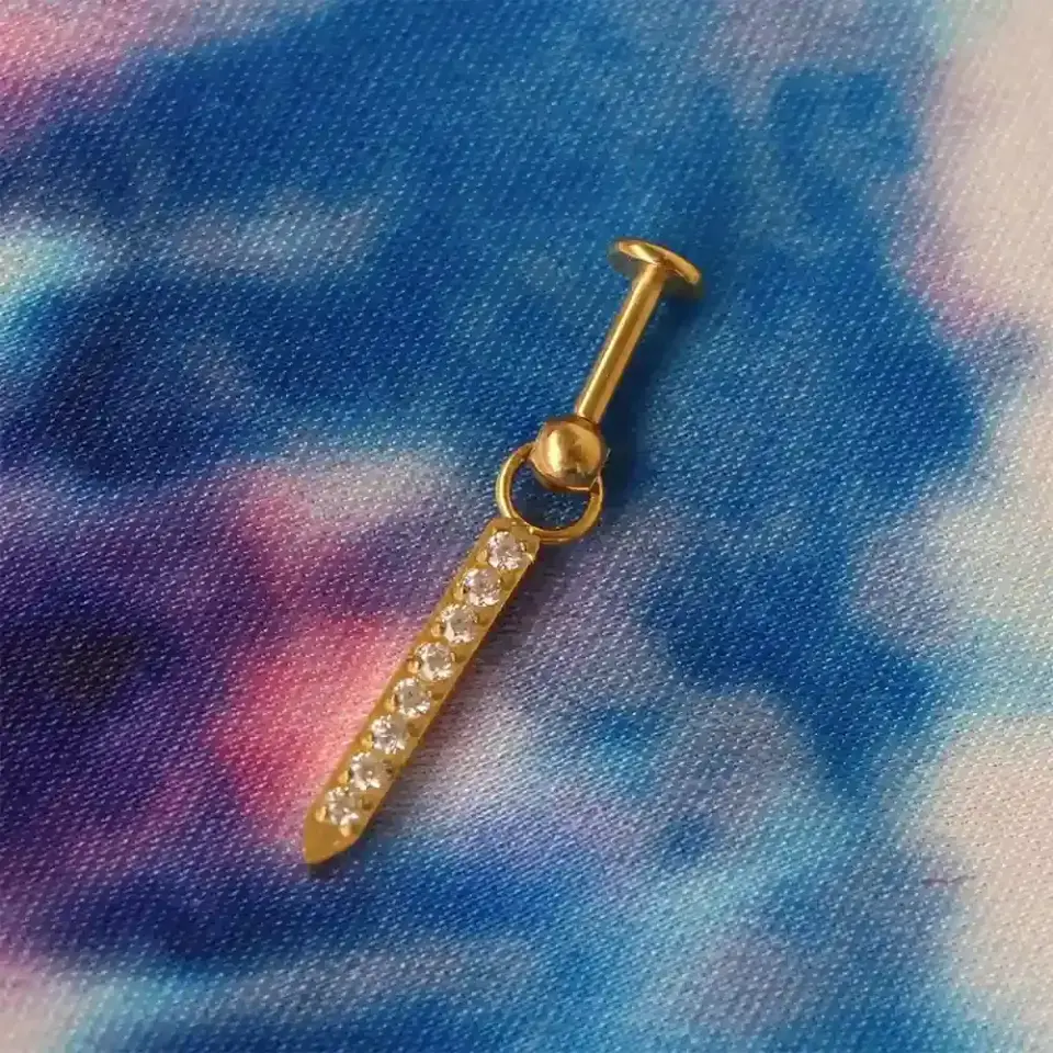 Dikey üç taşlı altın renk kıkırdak küpesi helix ve conch uyumlu piercing