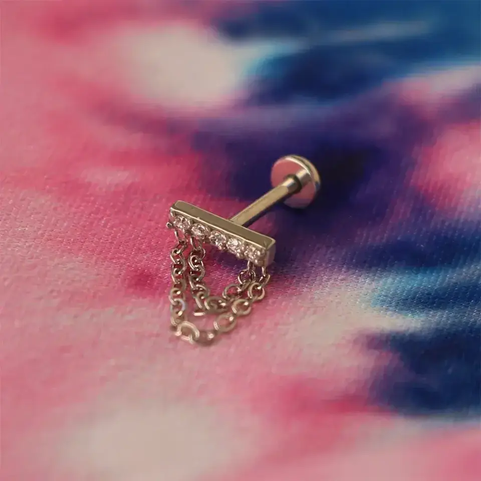 Çift zincirli ve zirkon taşlı gümüş kıkırdak küpesi helix ve conch uyumlu piercing