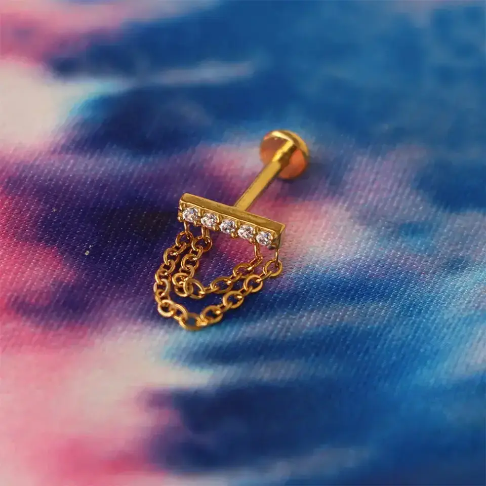 Zincirli ve taşlı sarı gold kıkırdak küpesi helix ve lobe uyumlu piercing