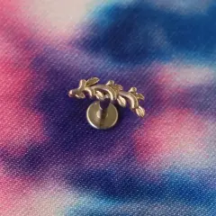 Flatback (arkası düz) vidalı sistem gümüş yaprak piercing teknik görünüm.