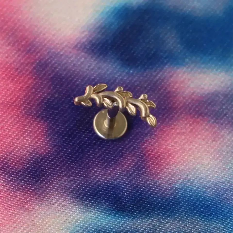 Flatback (arkası düz) vidalı sistem gümüş yaprak piercing teknik görünüm.