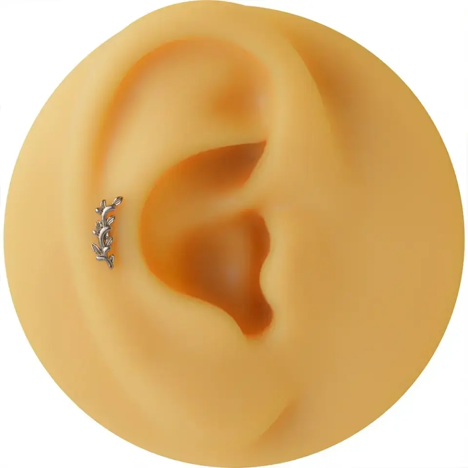 316L cerrahi çelik anti-alerjik yaprak figürlü helix kıkırdak küpesi.