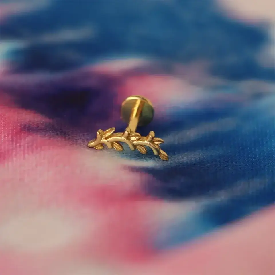 316L cerrahi çelik gold piercing flatback arkası düz vidalı kilit sistemi.