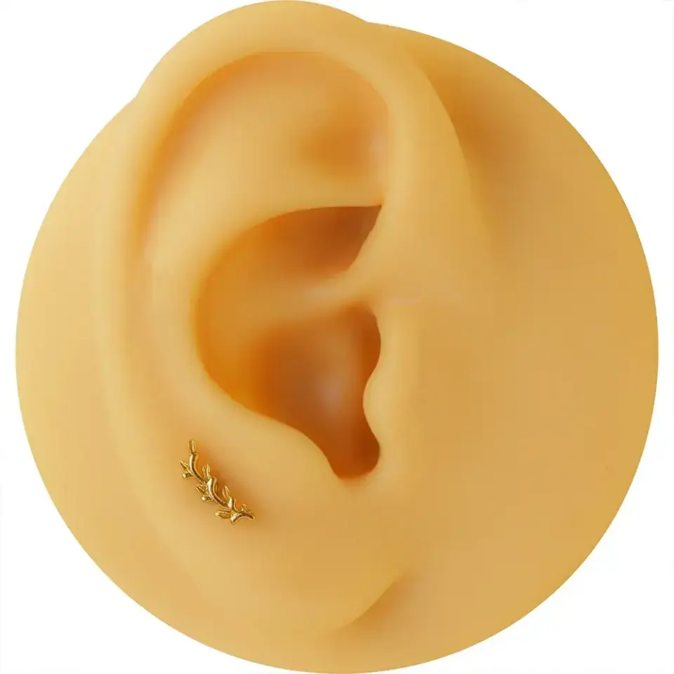 Sarı renk yaprak figürlü 316L anti-alerjik helix kıkırdak küpesi gold