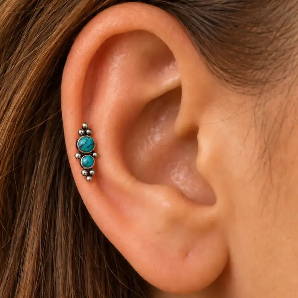 turkuaz-tasli-tragus-piercing