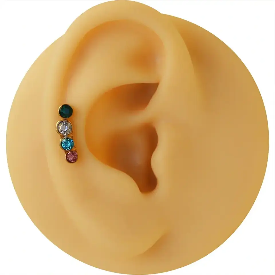 Arkası düz vidalı gold renkli sıralı taşlı helix kıkırdak piercing