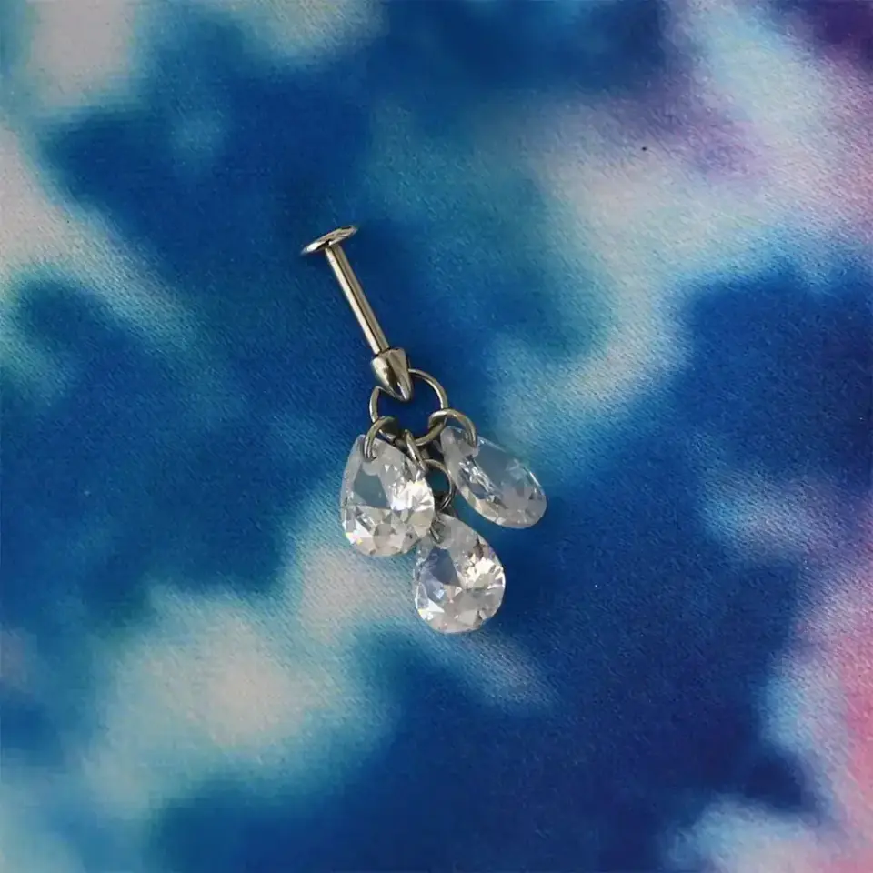 Konforlu kullanım sunan arkası düz flatback gümüş damla tragus piercing