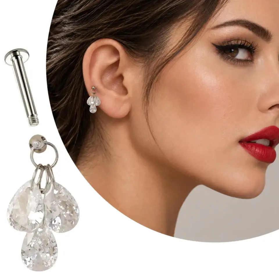 Gümüş renk üç damla zirkon taşlı tragus piercingin gerçek kulakta gösterimi