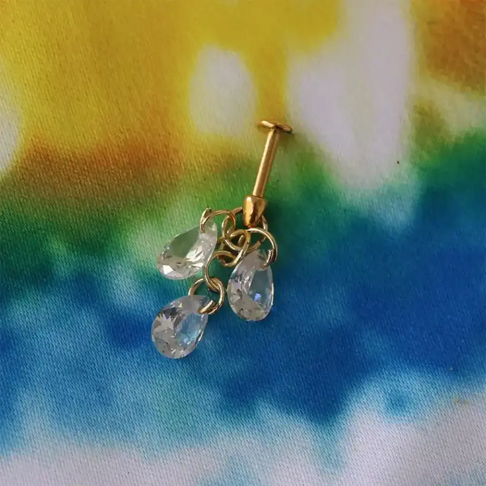 Konforlu kullanım için arkası düz flatback gold damla tragus piercing