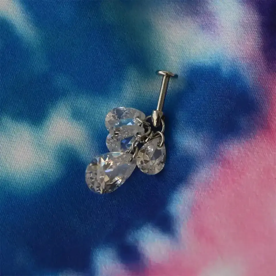 Konforlu kullanım sunan arkası düz flatback gümüş şelale tragus piercing