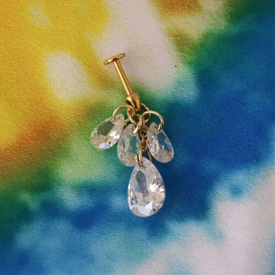 Işıltılı zirkon taşlı kıkırdak piercing tasarımı detay çekimi